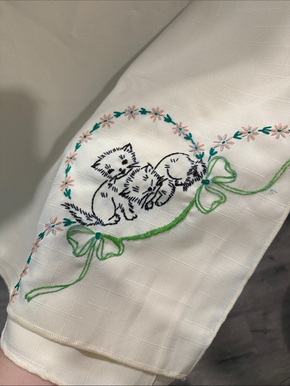 60x100inches  Embroidered Kitten/Dog Trio Vintage Table Cloth